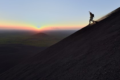 Nicaragua, région de Leon, Volcan Cerro Negro dans la cordillère des Maribios (ou Marrabios), homme courant dans les cendres de la pente du volcan