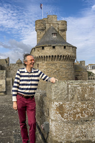 France, Ille-et-Vilaine (35), Côte d'Emeraude, Saint-Malo, l'historien malouin Olivier Chereil de la Rivière, propriétaire de l'Hotel particulier Magon, authentique demeure de corsaire du XVIIIème siècle, le donjon du chateau de Saint-Malo (XVème siècle) en arrière plan