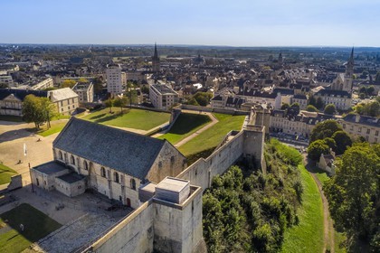 France, Calvados (14), Caen, le château ducal de Guillaume le Conquerant, la salle de l'Echiquier et les remparts (vue aérienne)
