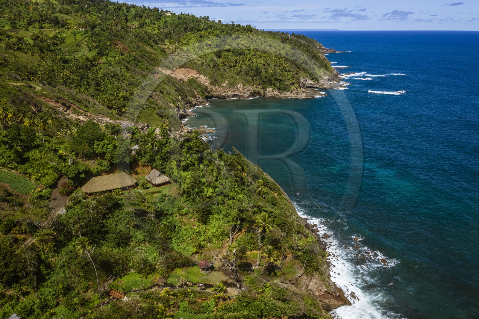 Caraïbes, Ile de la Dominique, Salybia, Territoire Kalinago, Kalinago Barana Autê (le village Caraïbe en bord de mer), grand village des indiens Kalinagos destiné à la mise en valeur et au partage de leurs activités traditionnelles (vue aérienne)