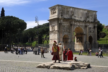 Italie, Latium, Rome, centre historique classé Patrimoine Mondial de l'UNESCO, le forum Romain, Arc de Constantin (Arco di Costantino), figurants habillés en soldats romains pour faire la pose avec les touristes