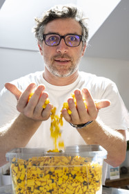 France, Côte-d'Or (21), Dijon, l'artiste Aymeric Gillet alias M'Brick dans son atelier rempli de caisses de Légo multicolores utilisés pour créer des tableaux géants pixellisés inspirés par la pop culture