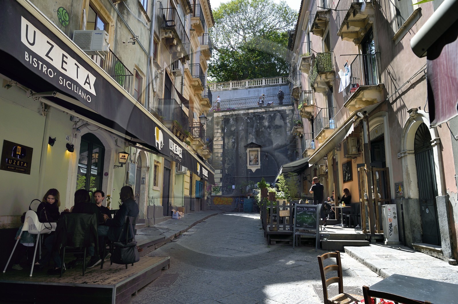 Italie, Sicile, Catane, ville baroque classée au Patrimoine Mondial de l'UNESCO, terrasses de restaurants dans la via Penninello
