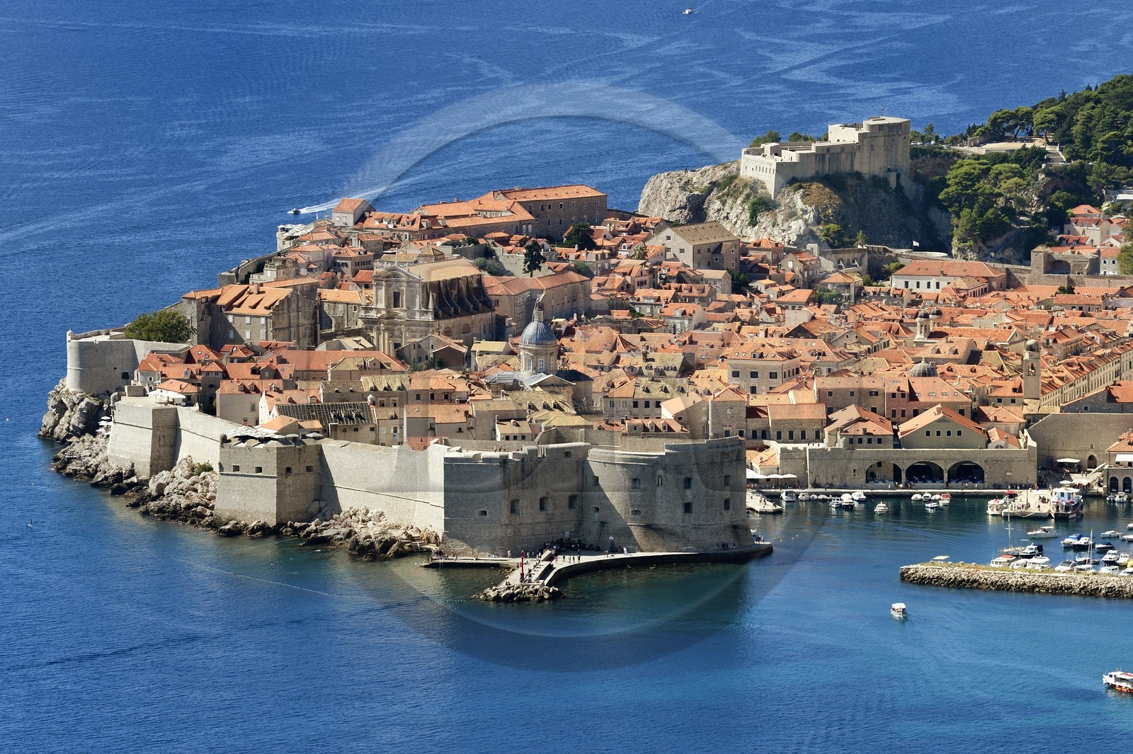 Croatie, Dalmatie, cote dalmate, Dubrovnik, centre historique classé Patrimoine Mondial de l'UNESCO, vue générale depuis la route de la corniche littorale