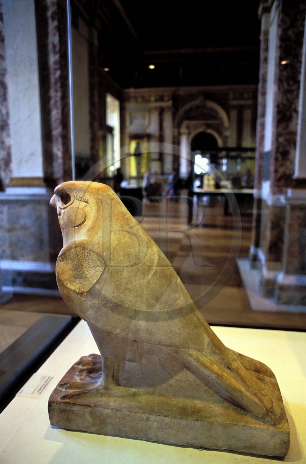 France, Paris (75), statue du dieu Horus, dans une des salles égyptiennes du Musée du Louvre