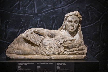 France, Gard (30), Nîmes, Musée de la Romanité, couvercle d'une urne cinéraire étrusque en albatre à figure de femme (Volterra IIème siècle av. J.-C.)(exposition temporaire)