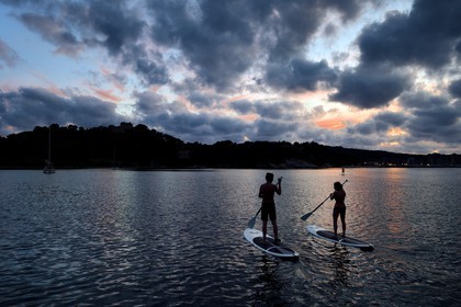 France, Var (83), Iles d'Hyères, parc national de Port Cros, Ile de Porquerolles, stand-up paddle au large de la plage de la Courtade guidés par Alexandre Bernd