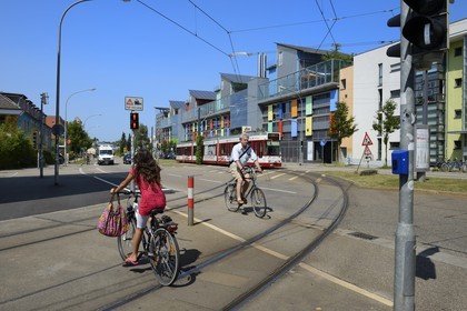 Allemagne, Bade-Wurtemberg, Fribourg en Brisgau, quartier Vauban, immeuble appelé Bateau solaire (Sonnenschiff) de la Cité Solaire au pied du Schlierberg, architecte Rolf Disch