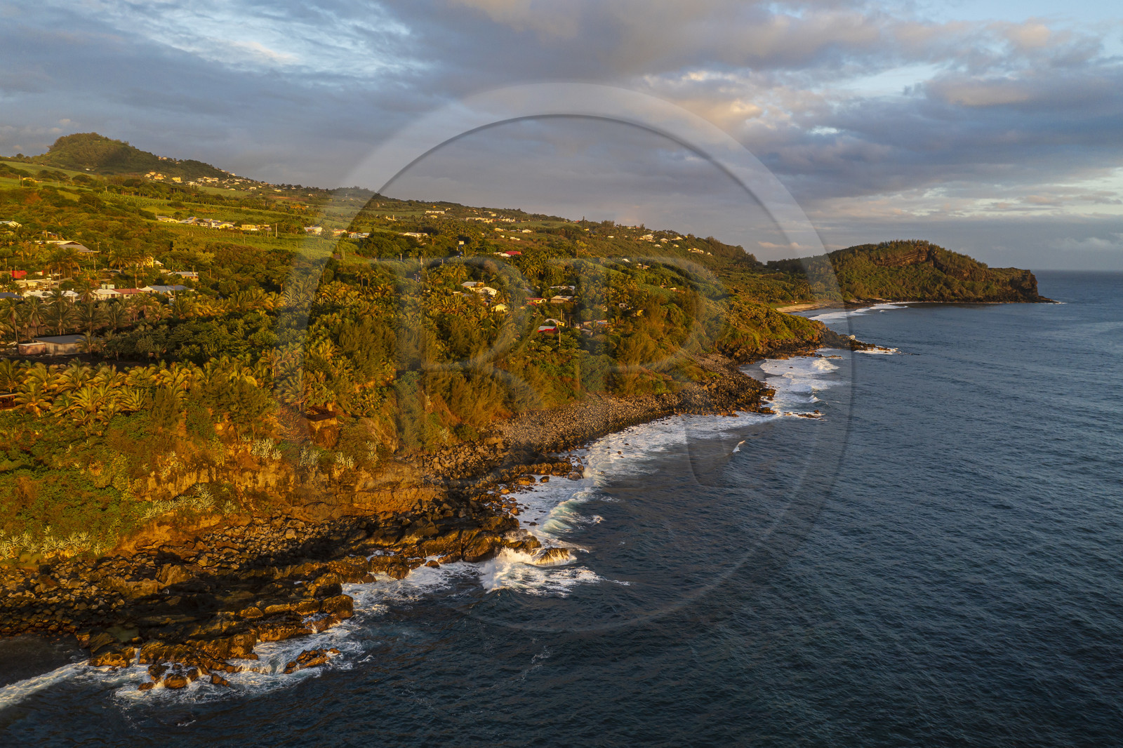 France, Ile de la Reunion, Petite-Ile sur la côte sud, plage et rochers vers Grand Anse (vue aérienne)