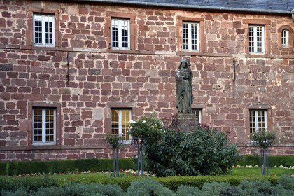France, Bas-Rhin (67), Mont Saint-Odile, abbaye de Hohenbourg encore appelée couvent du Mont-Sainte-Odile, statue de Sainte-Odile