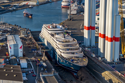 France, Loire-Atlantique (44), Saint-Nazaire, le chantier du super-yacht de luxe Ritz-Carlton Luminara dans la forme Joubert, les tours d'éoliennes à droite sont stockées avant embarquement (vue aérienne)