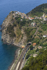 Italie, Ligurie, Cinque Terre, parc national des Cinque Terre classé Patrimoine Mondial de l'UNESCO, le village perché de  Corniglia située au sommet d'un promontoire surplombant la mer Méditerranée à environ 100 m d'altitude et sa gare accessible par escalier