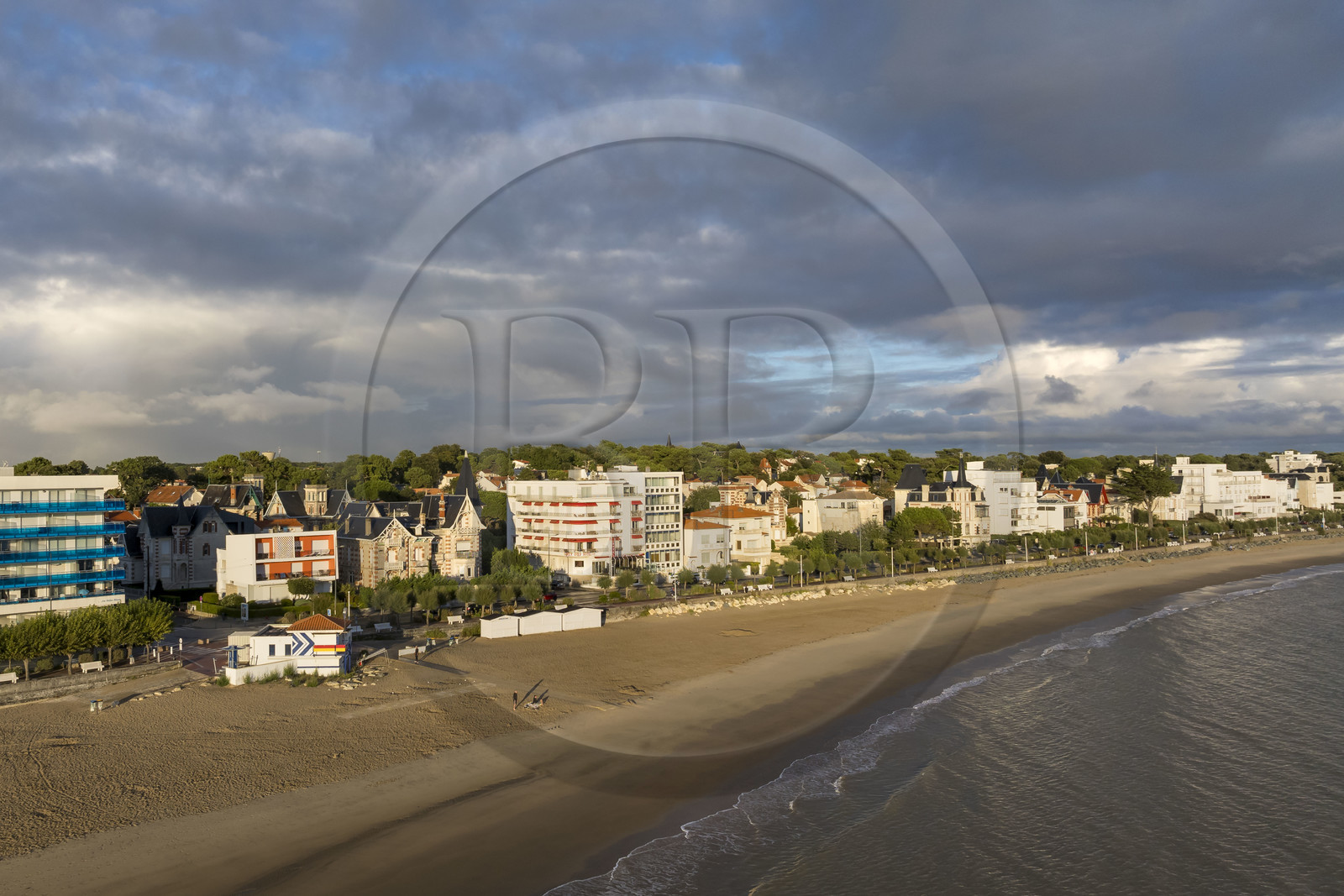 France, Charente-Maritime (17), Royan, front de mer et plage de la Grande-Conche avec le petit immeuble (en orange) La Perrinière des annnées 50 conçu par les architectes M. Barnier et J. Daugrois (vue aérienne)