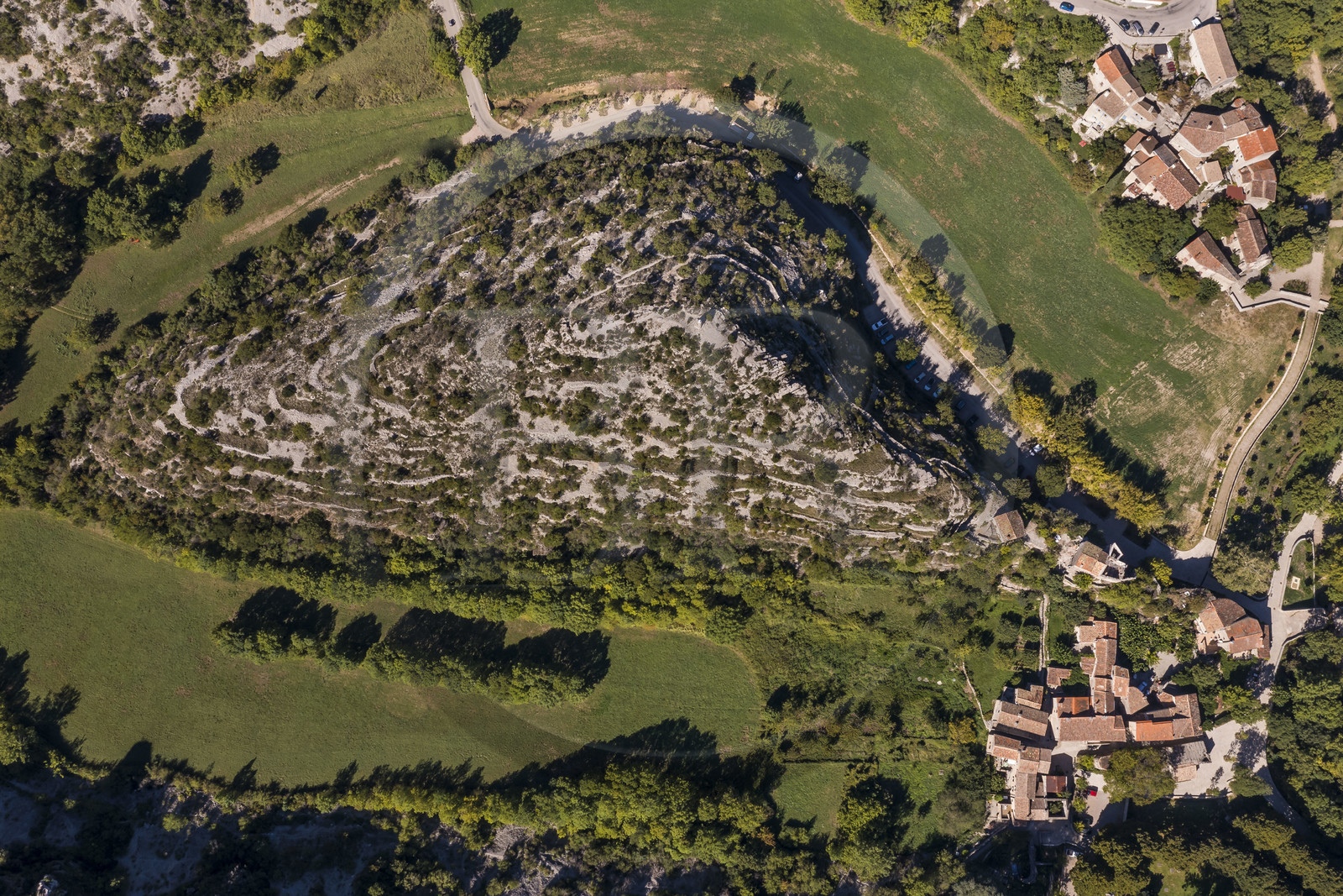France, Hérault (34), les Causses et les Cévennes, paysage culturel de l'agro-pastoralisme méditerranéen inscrit au Patrimoine Mondial de l'UNESCO, Saint-Maurice-Navacelles, le Cirque de Navacelles, le rocher de la Vierge est entouré par un bras mort de la rivière La Vis (vue aérienne)