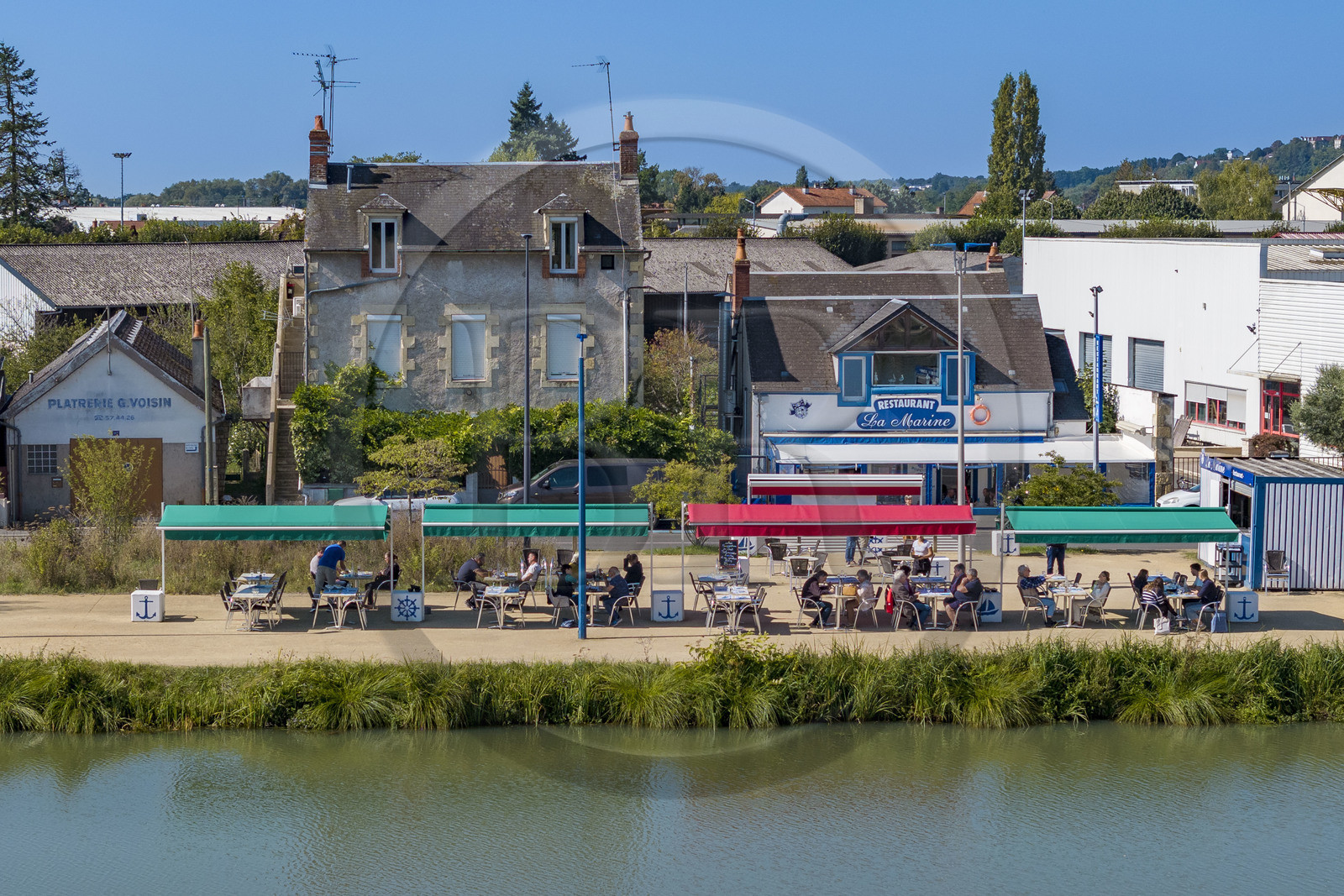 France, Nièvre (58), Nevers, port de plaisance de la Jonction, restaurant la Marine (vue aérienne)