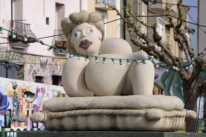 France, Hérault (34), Sète, place de l'Hospitalet dans le Quartier Haut, sculpture de La Mama de Richard Di Rosa