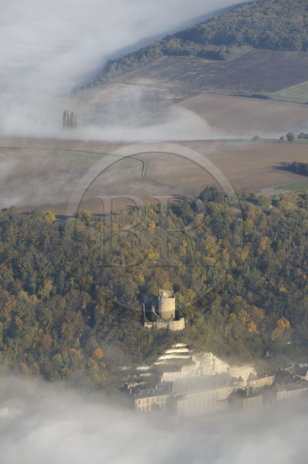 France, Val-d'Oise (95), parc naturel du Vexin français, la Roche-Guyon, labellisé Les Plus Beaux Villages de France, le château qui domine la Seine (vue aérienne)