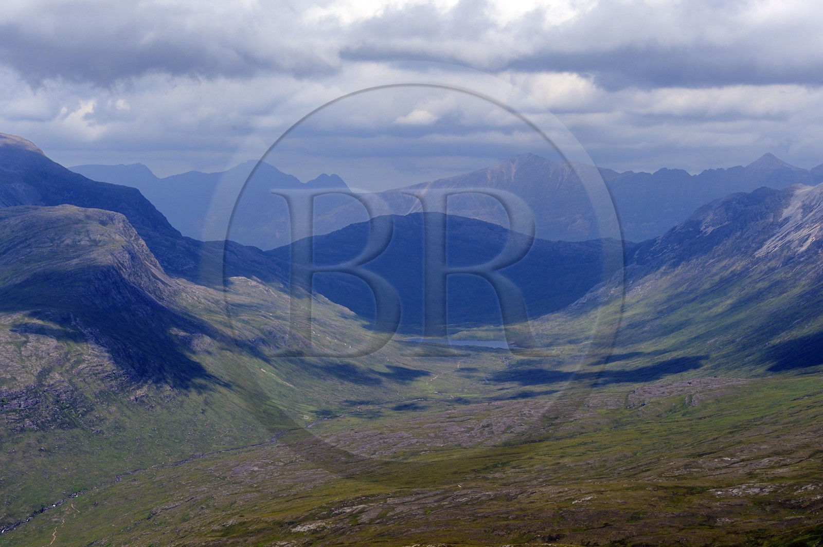 Royaume-Uni, Ecosse, Highland, Loch Coire Fionnaraich et les montagnes du Wester Ross (vue aérienne)