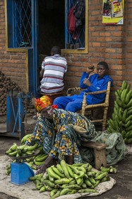 Rwanda, Province du Nord, Musanze (anciennement nommée Ruhengeri), le marché central, marchande de bananes
