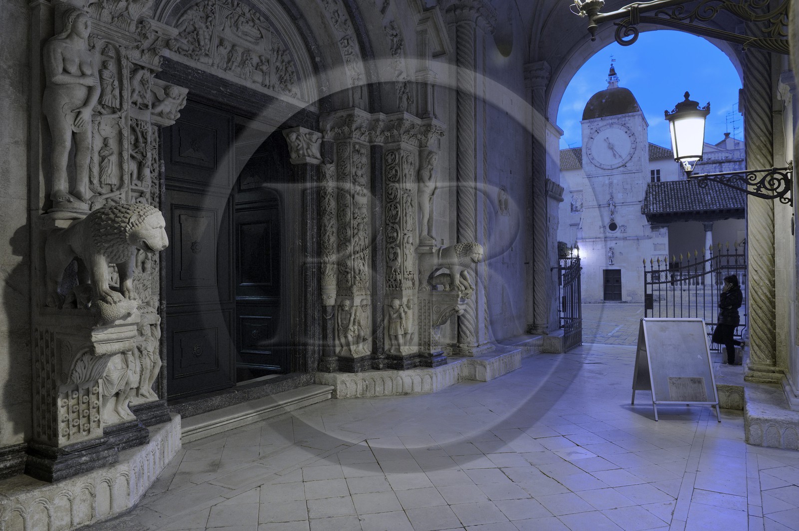 Croatie, Dalmatie, côte dalmate, Trogir, centre historique classé Patrimoine Mondial de l'UNESCO, portail occidental, joyau du sanctuaire, sculpté à partir de 1240 de la Cathédrale Saint Laurent de Trogir, sculpture d'Eve et d'Adam