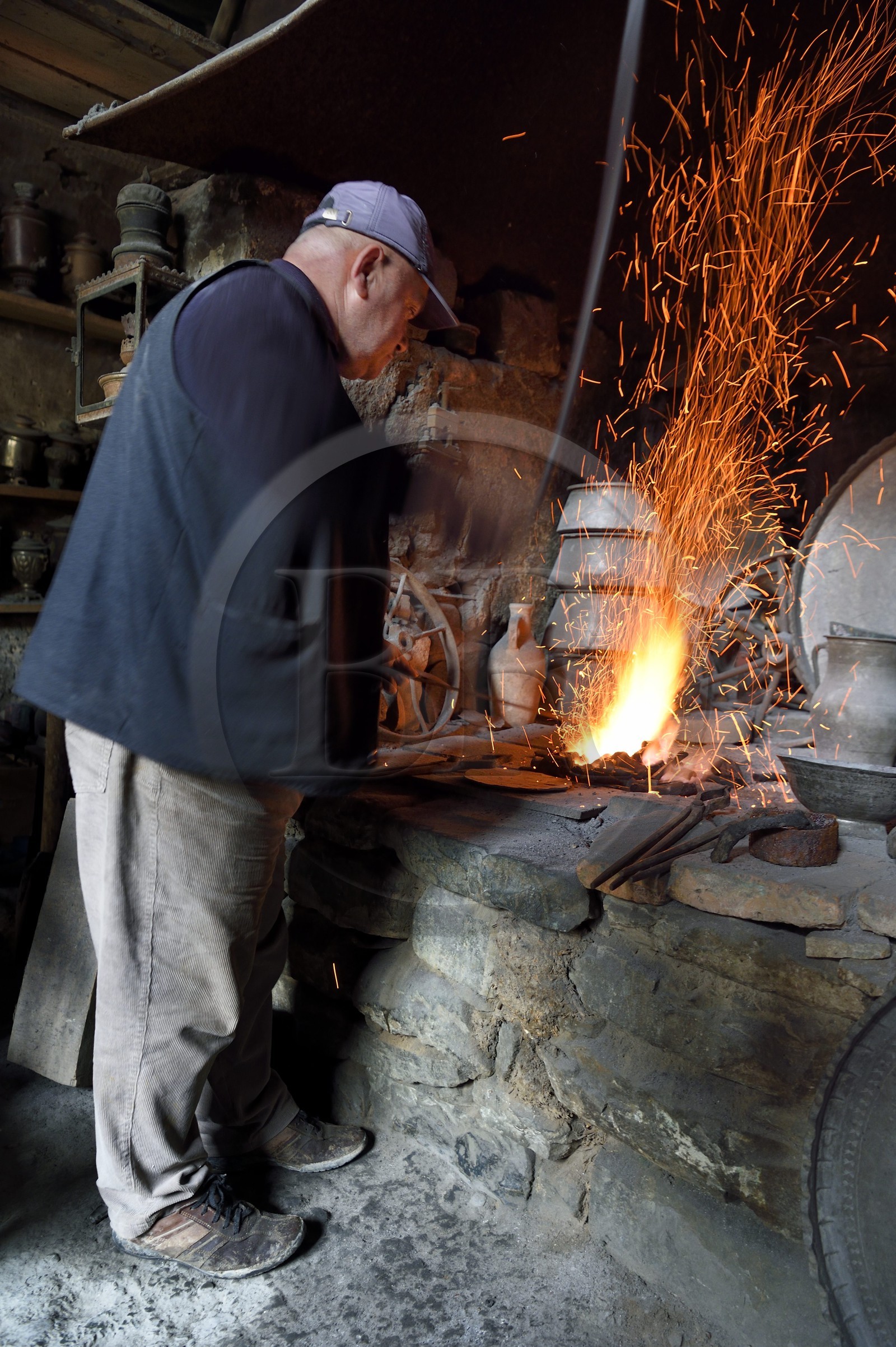 Azerbaïdjan, région de Ismailli, Lahij (Lahic), l'artisan Kableyi, huitième génération de forgeron spécialisé dans le cuivre