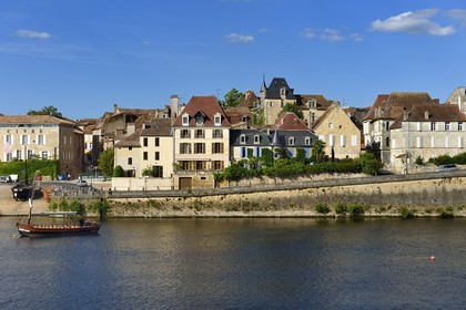 France, Dordogne, Bergerac, Bergerac old town and the banks of the Dordogne river