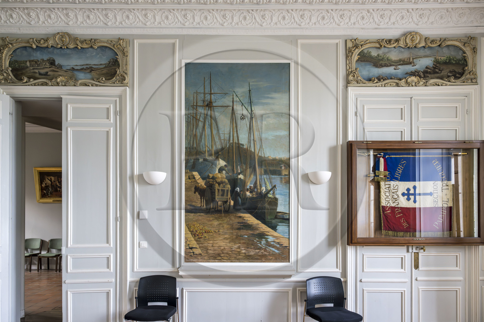 France, Côtes d'Armor (22), Paimpol, maison d'armateur de la famille Allenou du milieu XIXème siècle devenue Hotel de Ville, peinture murale représentant la cale aux pommes du port dans la salle de mariage actuelle