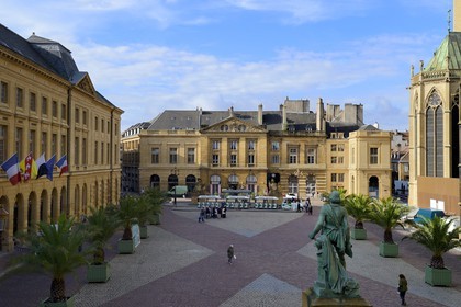 France, Moselle (57), Metz, la place d'Armes, statue du maréchal Fabert entre l'hotel de ville et la cathédrale Saint-Etienne à droite en pierre de Jaumont