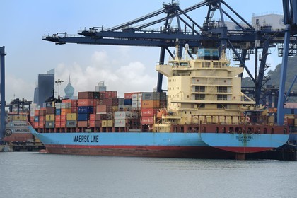 Panama, Panama City, Balboa est le port sur le côté Pacifique du canal de Panama acceuillant les cargos de taille Panamax, immeubles du centre-ville en arrière-plan
