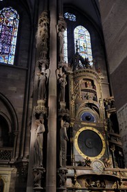 France, Bas-Rhin (67), Strasbourg, la cathédrale Notre-Dame, le pilier des Anges sonnant la trompette céleste