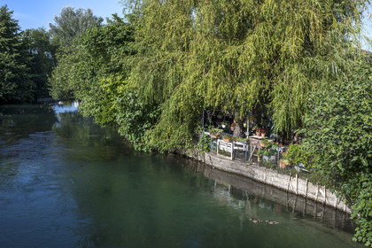 France, Vaucluse (84), Le Thor, jardin bordant les rives de la Sorgue