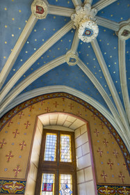 France, Côte-d'Or (21), Paysage culturel des climats de Bourgogne classés Patrimoine Mondial de l'UNESCO, Route des Grands Crus, vignoble de la Côte de Nuits, Vougeot, le Chateau du Clos de Vougeot, la chapelle Renaissance dans une tour d'angle