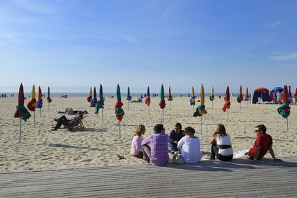 France, Calvados (14), Pays d'Auge, Deauville, la plage et ses parasols