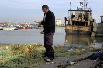 France, Charente-Maritime (17), Ile d'Oléron, port de la Cotinière, réparation des filets