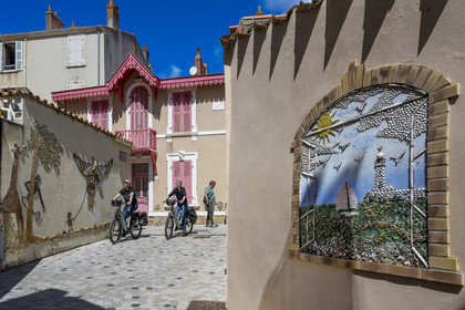 France, Vendée (85), Les-Sables-d'Olonne, quartier de l'île Penotte, ruelles piétonnes aux façades ornées de mosaïques de coquillages (avant utilisation demander l'autoristaion à L'ADAGP www.adagp.fr)