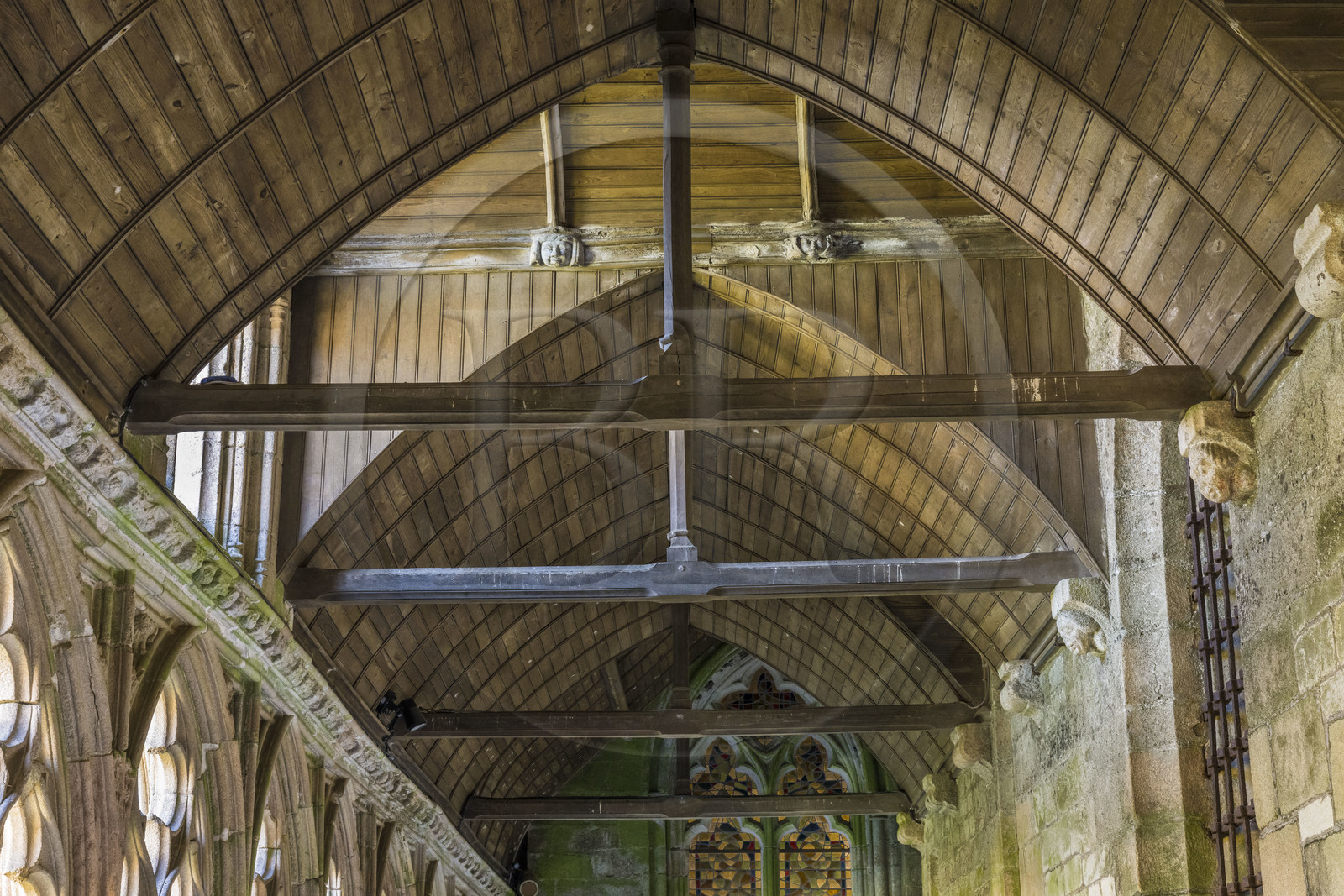 France, Côtes-d'Armor (22), Tréguier, cathédrale Saint-Tugdual, voutes en bois du cloitre de style gothique flamboyant datant de 1461