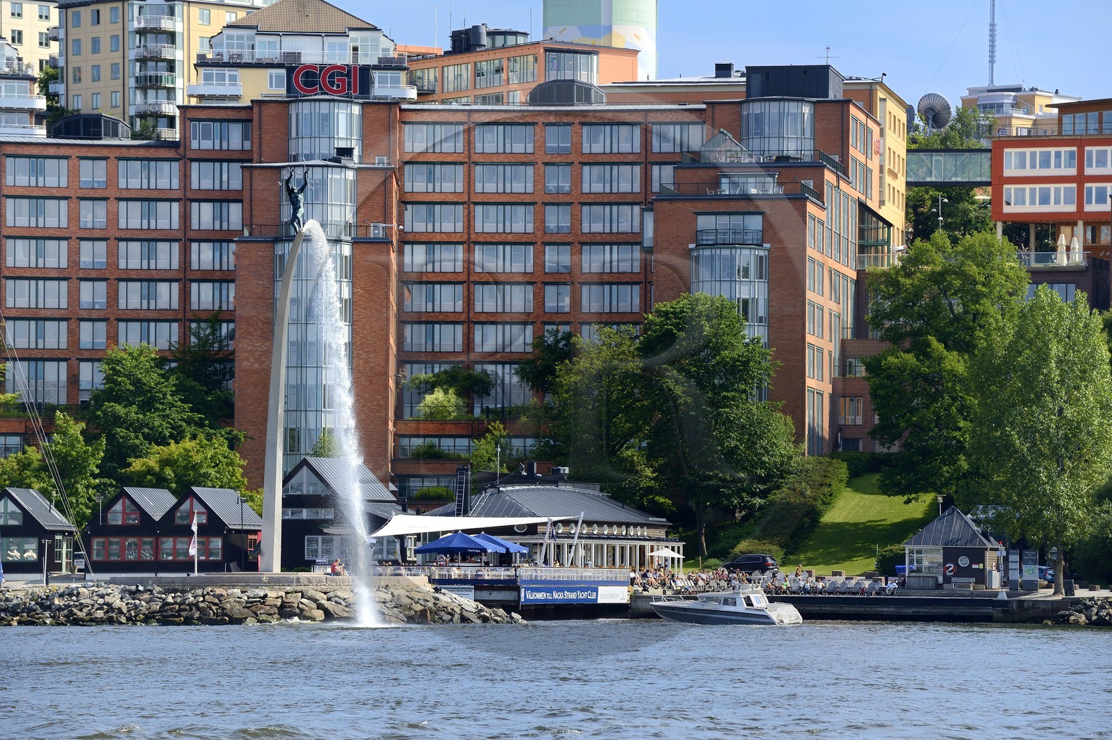 Suède, archipel de Stockholm, commune de Nacka, jet d'eau à Nacka Strand
