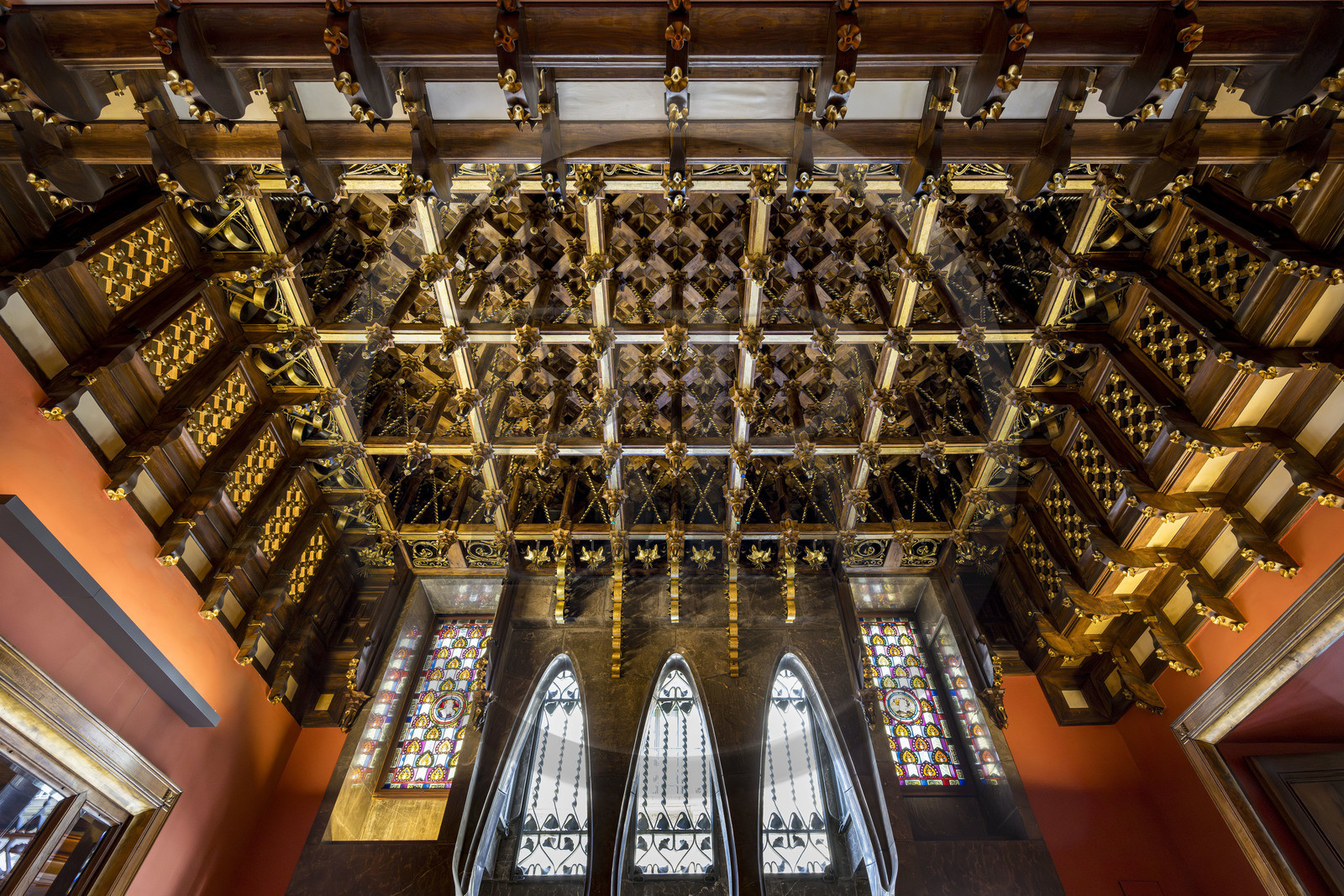 Espagne, Catalogne, Barcelone, le Palais Güell (Palau Güell) construit entre 1886 et 1891 et réalisé par l'architecte du modernisme catalan Antoni Gaudi, site classé au Patrimoine Mondial de l'UNESCO, plafond à caissons à l'étage noble