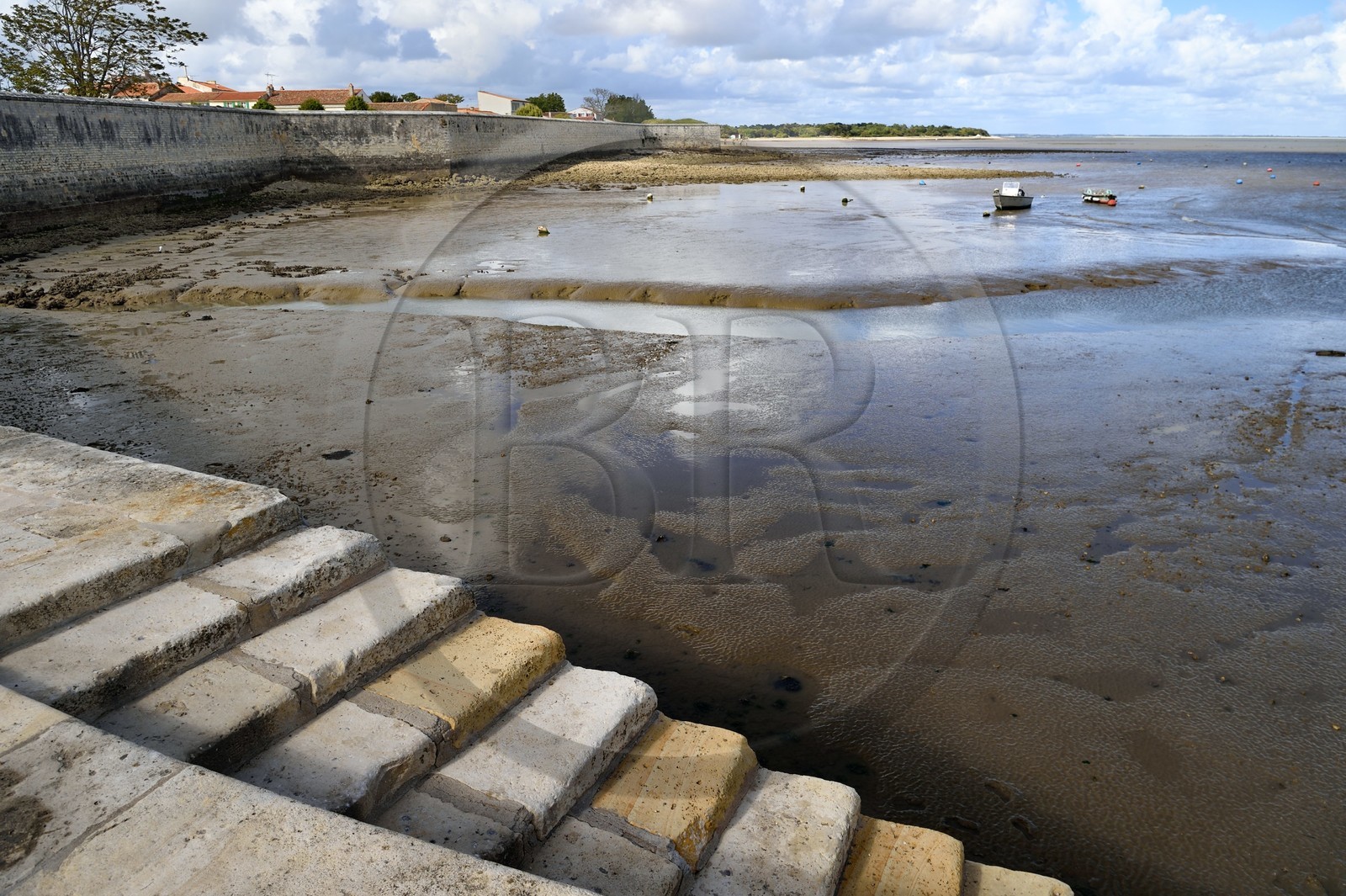France, Charente-Maritime (17), Ile d'Aix, le port à marée basse, quai de l'Arcadie (cale de haute mer)