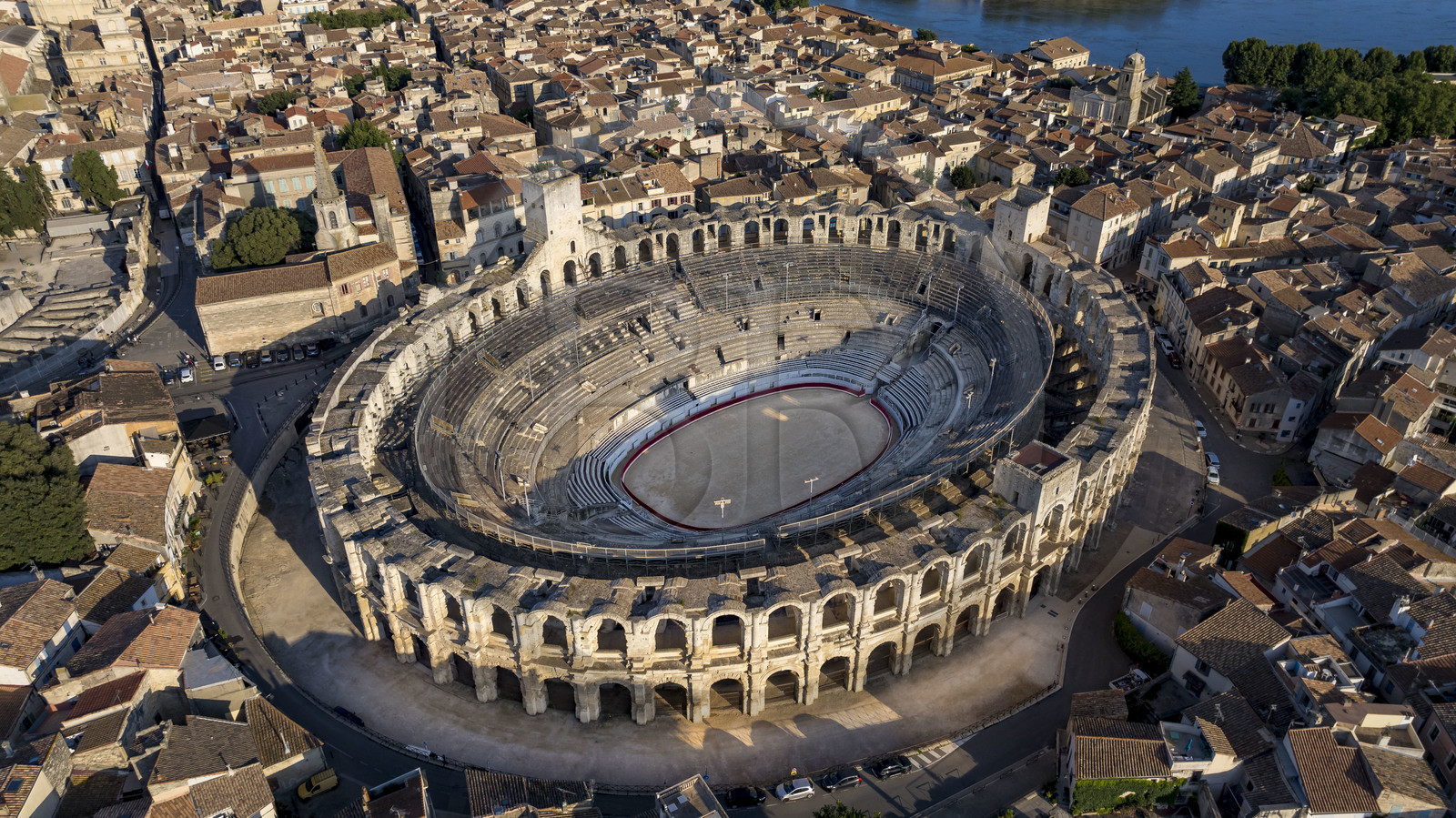 France, Bouches-du-Rhône (13), Arles, les Arènes, amphithéatre romain construit vers 80-90 apr. J.-C., classé Patrimoine Mondial de l'UNESCO, au coeur de la vieille ville et le Rhone en arrière plan (vue aérienne)