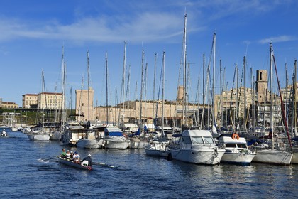 France, Bouches-du-Rhône (13), Marseille, Le Vieux Port, course d'aviron, Fort Saint Jean et palais du Pharo en arrière plan