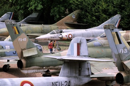 France, Côte-d'Or (21), Savigny-Lès-Beaune, château et musée des avions de chasse (vue aérienne)