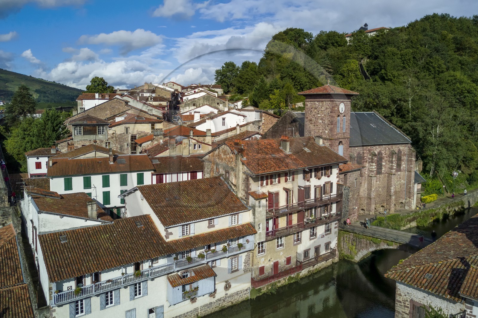 France, Pyrénées-Atlantiques (64), Pays-Basque, Saint-Jean-Pied-de-Port, le Pont Vieux sur la rivière Nive de Béhérobie et l'église de l'Assomption ou Notre-Dame du Bout du Pont (vue aérienne) France, Pyrénées-Atlantiques (64), Pays-Basque, Saint-Jean-Pied-de-Port, le Pont Vieux sur la rivière Nive de Béhérobie et l'église de l'Assomption ou Notre-Dame du Bout du Pont (vue aérienne)