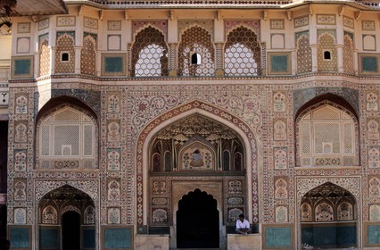 Inde, état du Rajasthan, région de Jaipur, Amber Palace, Ganesh Pol peinte de mille fleurs aux tons pastel