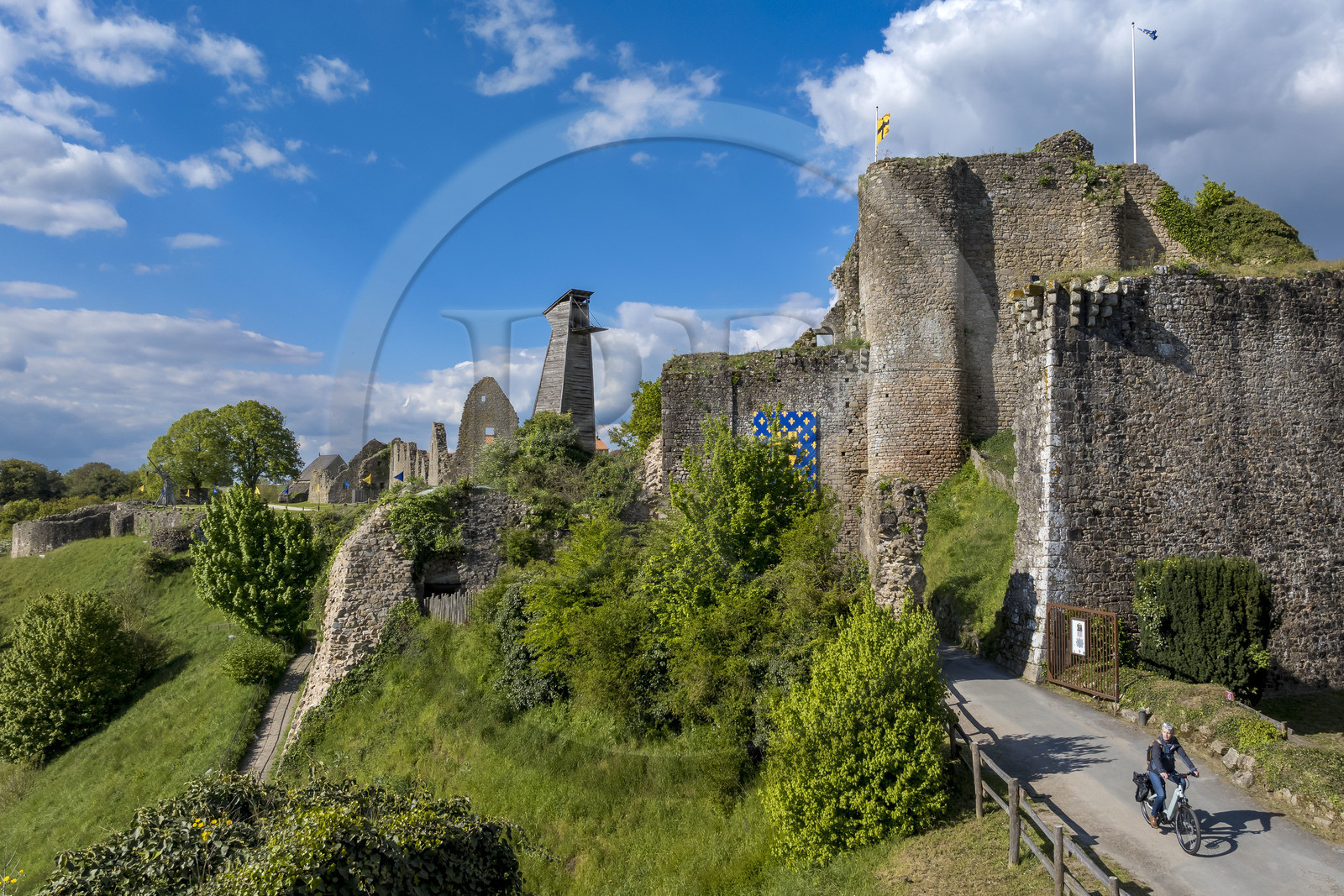 France, Vendée (85), Tiffauges, le chateau de Tiffauges,  ancien chateau fort en ruines où résida Gilles de Rais, randonnée à vélo (vue aérienne) France, Vendée (85), Tiffauges, le chateau de Tiffauges,  ancien chateau fort en ruines où résida Gilles de Rais, randonnée à vélo (vue aérienne)