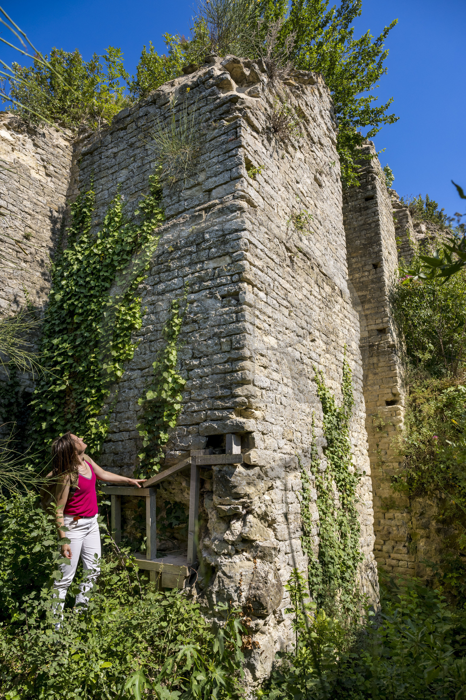 France, Vaucluse (84), Orange, soutènement romain du troisième temple de la triade capitoline en haut de la colline Saint-Eutrope, classée Patrimoine Mondial de l'UNESCO, expliqué par l'archéologue Anaïs Roumégous
