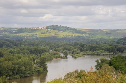 France, Nièvre (58), la Loire vers Pouilly-sur-Loire, au fond le village de Sancerre