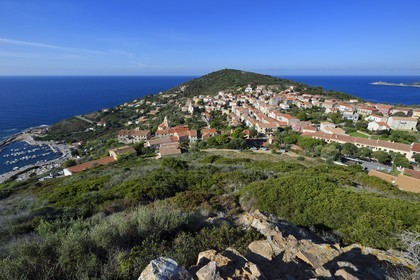 France, Corse-du-Sud (2A), Cargèse et la tour génoise de la pointe d'Omigna en arrière plan