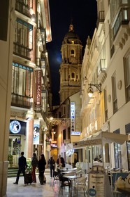 Espagne, Andalousie, Malaga, la cathédrale dans l'axe d'une ruelle débouchant sur l'artère principale calle Marquès de Larios