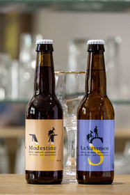 France, Lozère (48), La Bastide-Puylaurent, randonnée avec un âne sur le chemin de Stevenson (GR 70), les deux bières locales qui ont pour thême le chemin de Stevenson